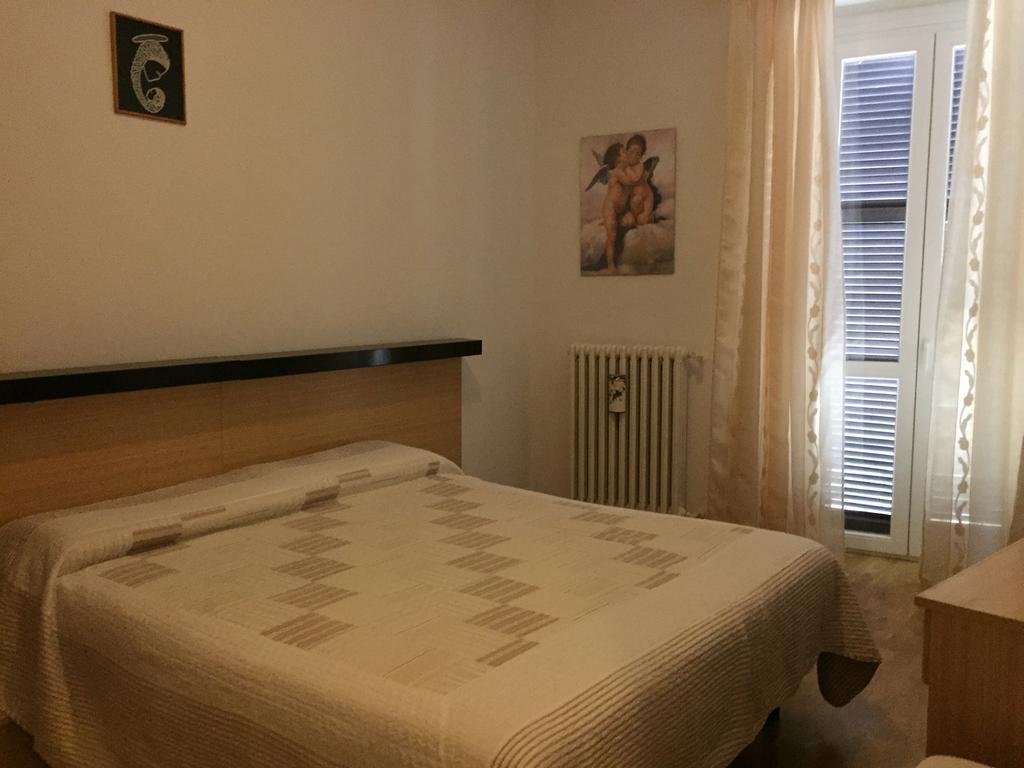 Hotel Plinio Лено Стая снимка