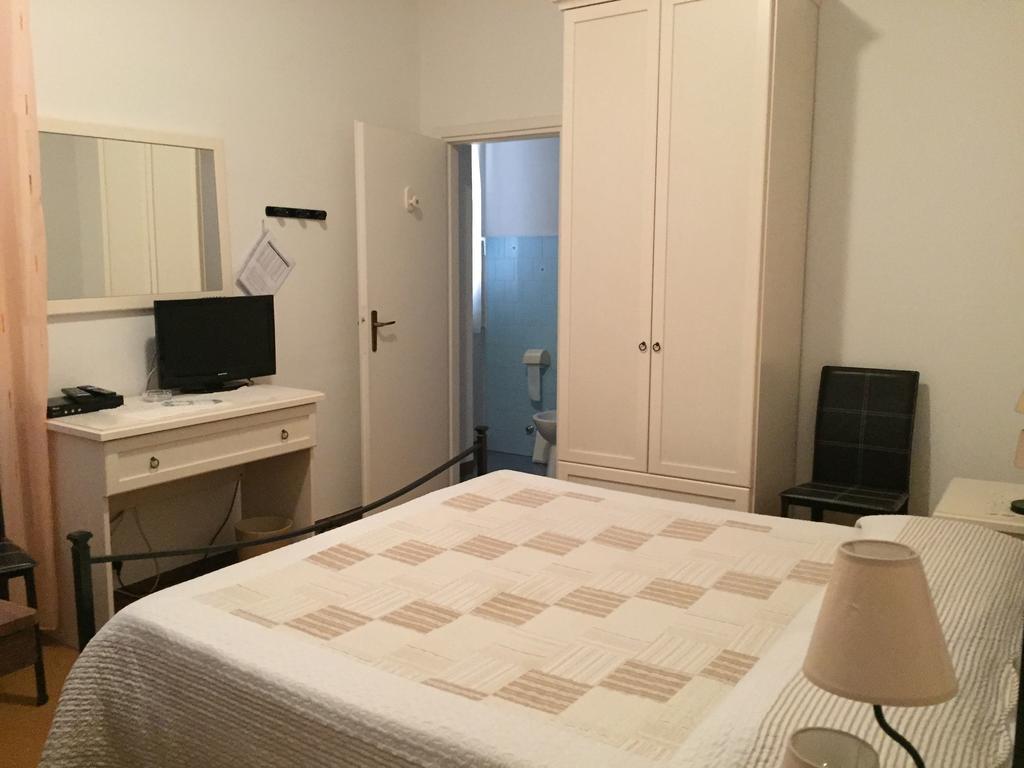 Hotel Plinio Лено Стая снимка